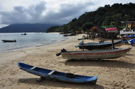 Canoas na pequena praia de Picinguaba, no litoral norte de São Paulo